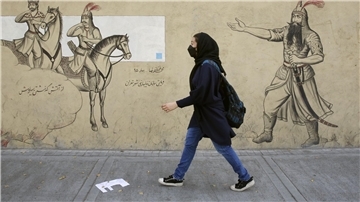 Straßenszene aus Teheran: Die Kopftuchpflicht wird seit Mitte April dieses Jahres strenger von der iranischen Polizei kontrolliert, dabei kommt auch Videoüberwachung zum Einsatz.