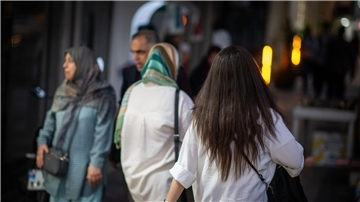 Straßenszene in Teheran. Aus Protest gegen das islamische Herrschaftssystem ignorieren viele Frauen die Kopftuchpflicht.