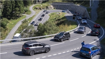 Straßenverkehr in der Nähe des Gotthard-Straßentunnels in der Schweiz. Der neue Polizeivertrag regelt die grenzüberschreitende Zusammenarbeit auch bei der Verfolgung von Straßenverkehrsverstößen.