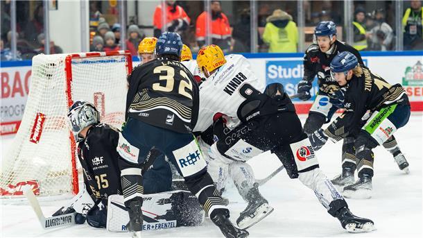 Fischtown Pinguins verpassen knapp den Sprung an die Tabellenspitze Straubings Keeper Hunter Miska lässt die Scheibe nach einem Schuss von Nino Kinder durchrutschen und Christian Wejse schiebt sie zum zwischenzeitlichen 1:1 über die Linie.