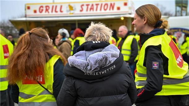Warnstreik: Am Dienstag fährt kein Bremerhaven Bus – auch Schulbusse betroffen Streik-Kundgebung von Bremerhaven Bus an der Hexenbrücke in Bremerhaven.