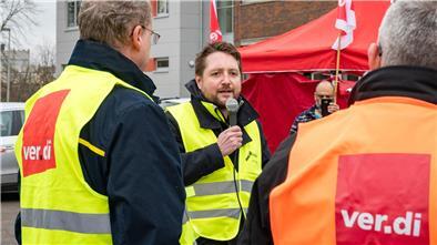 Streik-Kundgebung von Bremerhaven Bus an der Hexenbrücke in Bremerhaven. Franz Hartmann berichtet vom Stand der Dinge.
