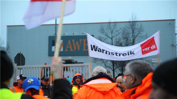 Warnstreiks in Nahverkehr und bei Müllentsorgung Streikende stehen vor dem Werkstor der AWB Abfallwirtschaftsbetriebe in Köln. Die Gewerkschaft Verdi setzt die Warnstreiks im öffentlichen Dienst in NRW fort.