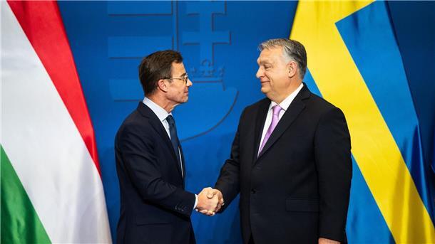 Streitigkeiten „in würdiger Weise“ beigelegt: Schwedens Ministerpräsident Ulf Kristersson (l) und Viktor Orban kamen in Budapest zusammen.