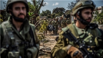 Streitkräfte der IDF bergen die Leichen israelischer Bewohner aus einem zerstörten Haus in Kfar Aza.