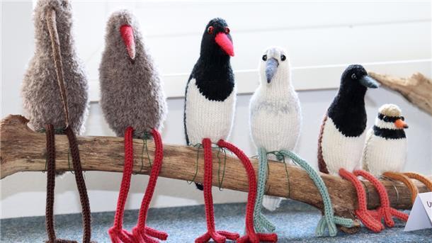 Strickarbeiten von Theda Garnholz.