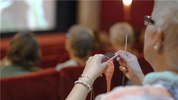 Im Strickkino bleibt das Licht an Stricken und einen Film schauen - das ist im Casablanca in Oldenburg möglich.