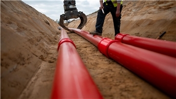 Vereinbarung zwischen EWE Netz und Kreislandvolk: Darum geht es Stromleitungsbau: Die Vereinbarung legt verbindliche Regelungen für Entschädigungszahlungen, Bauabläufe und die Berücksichtigung landwirtschaftlicher Interessen fest.