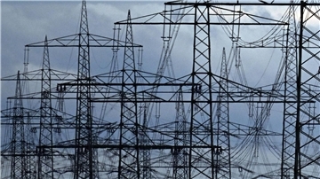 Strommasten auf einem Acker. „Die Zeit der billigen Energie ist vorbei“, meint Netzagenturchef Müller.