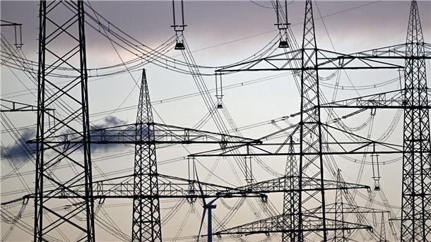 SPD und Grüne pochen auf günstigeren Industriestrom Strommasten im Rheinland.