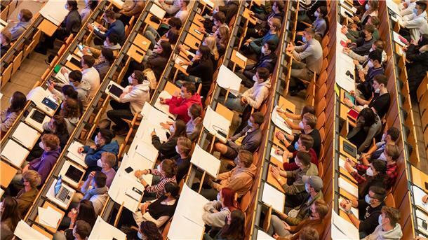 200 Euro für Studierende erst nächstes Jahr Studenten nehmen an einer Präsenzveranstaltung im Audimax der Technischen Universität München (TUM) teil.