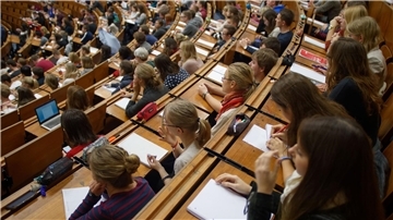 Studenten und Studentinnen verfolgen eine Vorlesung.