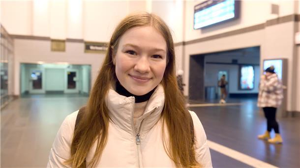 Studentin Lia holt eine Freundin vom Zug ab, um gemeinsam zur Vorlesung zu laufen.