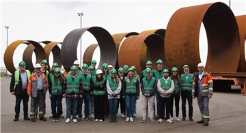 Studierende aus Oldenburg haben die Unternehmen Steelwind und Kronos Titan besichtigt.