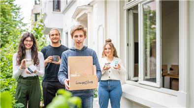 Studierende der Hochschule Bremerhaven aus dem Studiengang „Gründung, Innovation, Führung“ entwickeln eine Box mit regionalen Produkten, die Heimatbox. Im Bild (von links): Celina Schrecke, Ben Hussain, Jerrit Appel und Rabea Amarouche.