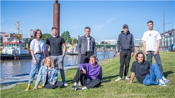 Studierende der Hochschule Bremerhaven des Studiengangs Gründung, Innovation, Führung stellen Konzepte für Läden vor (von links): Lara, Lisa, Jonas, Dominik, Moritz, Manuel, Nils und Paul.