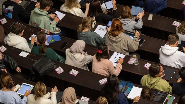 Analyse: Staatliche Studienförderung spielt kaum eine Rolle Studierende nehmen an einer Veranstaltung im Audimax der Ludwig-Maximilians-Universität teil. Staatliche Studienförderung werden kaum angenommen.