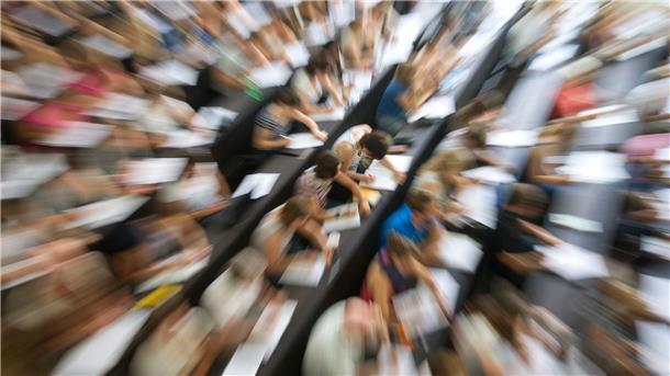 Wann kommt die 200-Euro-Einmalzahlung für Studierende? Studierende sitzen in einem Hörsaal der Neuen Universität in Heidelberg.