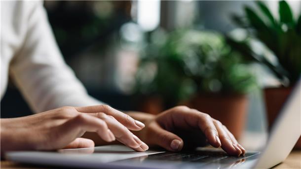 Worauf sich angehende Studenten physisch und mental wirklich vorbereiten sollten Person am Laptop