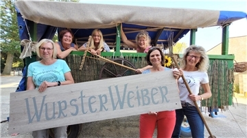 Stück für Stück schmücken die „Wurster Weiber“ ihren Wagen, mit dem sie am 11. August am historischen Umzug durch Mulsum teilnehmen werden. Ähren und Blumen sowie historische Werkzeuge sollen das rollende Kunstwerk bis zum Einsatz noch vervollständigen.