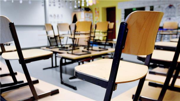 Stühle stehen in einem Klassenzimmer in einer Grundschule auf den Tischen. (Symbolbild)