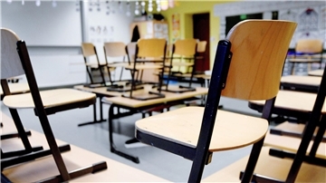 Stühle stehen in einem Klassenzimmer in einer Grundschule auf den Tischen. (Symbolbild)