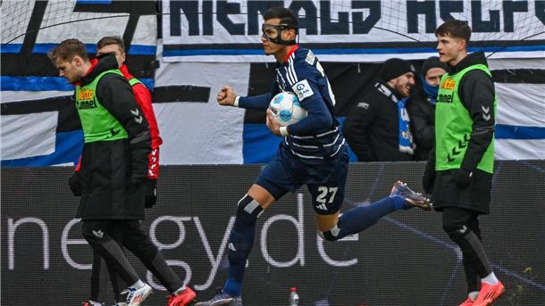 Stürmer Davie Selke lässt den HSV spät jubeln.