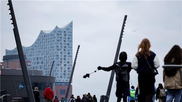 Stürmischer Wind im Hamburger Hafen vor der Silhouette der Elbphilharmonie.