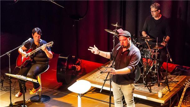 Butjadinger „Gezeiten“ feiern den runden Hafengeburtstag Stufe 3 spielen im Rahmen der „Gezeiten" ein „Hut-Konzert" in der Konzertmuschel in Tossens.