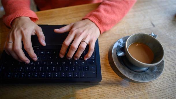 Warum Cafés Laptops verbannen Stundenlang Arbeiten im Café: Das machen einige Gastronomen nicht mehr mit.
