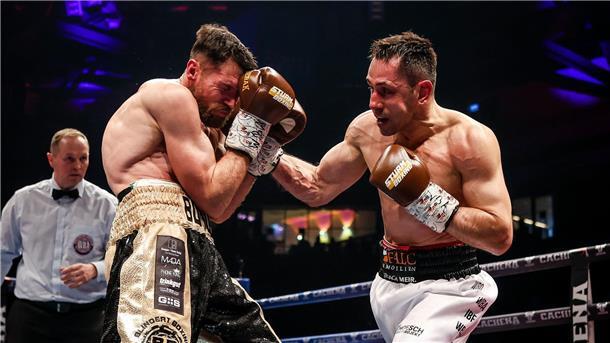 Mit 46 Jahren: Boxer Felix Sturm gewinnt Comeback-Kampf Sturm (r) war von Beginn an der deutlich bessere Boxer.