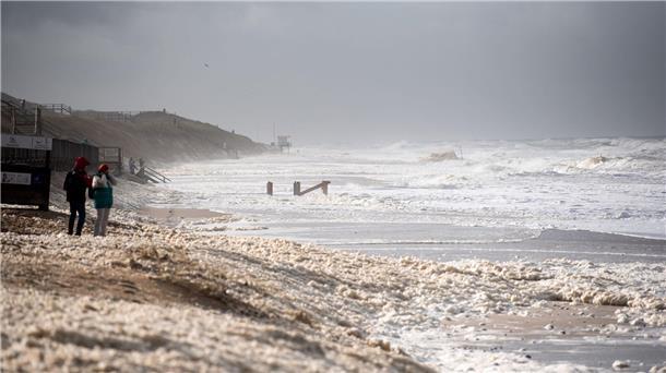 Sturmflut vor Sylt. Das Wetter lockte auch Spaziergänger an die Nordsee.