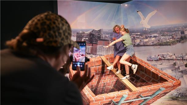 Sturz in die Tiefe? Im 3D-Trick-Art-Museum Hamburg sind die Kunstwerke so gemalt, dass sie erst mit einer Smartphone-Kamera dreidimensional wirken.