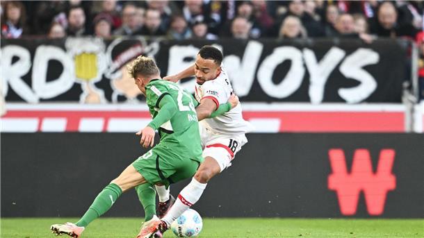 Stuttgarts Nationalspieler Jamie Leweling (r) versuchte viel, hier im Zweikampf mit Gladbachs Robin Hack.