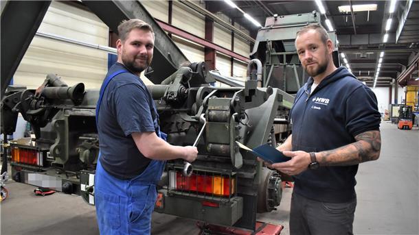 Suchen bei der MWB Fahrzeugtechnik in Langen kurzfristig noch zwei Ausbzubildende zum Kfz-Mechatroniker,  Schwerpunkt Nutzfahrzeug: Ausbildungsleiter Mourice Steffens (links) und Betriebsleiter Christoph Quade.