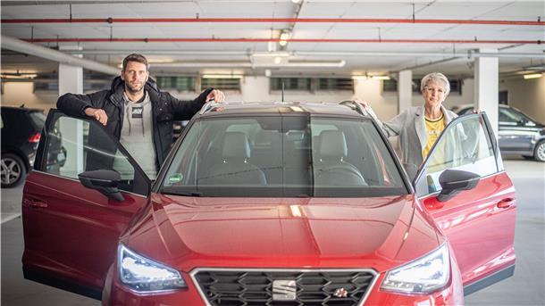 Mitfahrer gesucht: Mit Fahrgemeinschaften die Zapfsäule umrunden Suchen Mitfahrer: Ute Kikker mit Oliver Poelmann vom Klimahaus pendeln aus Oldenburg beziehungsweise der Wesermarsch nach Bremerhaven. Eine annehmbare ÖPNV-Alternative haben sie nicht.