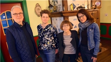 Vorstand sucht neue Mitstreiter: Wer rettet den Kunstverein Nordenham? Drei Frauen und ein Mann vor einem Kamin