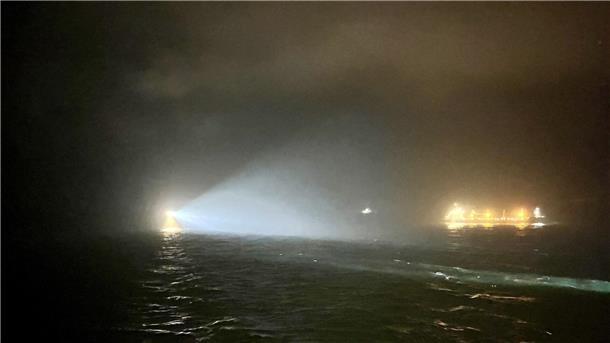 Suche nach vier Schiffbrüchigen in der Nordsee geht weiter Suchscheinwerfer in der Nähe der Stelle, an der das britische Frachtschiff „Verity“ gesunken sein soll.