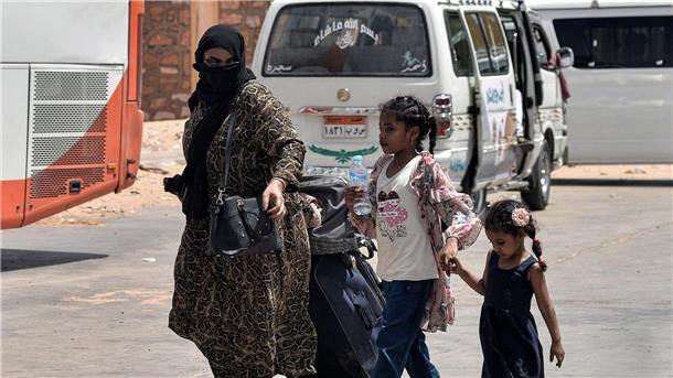 Sudanesische Flüchtlinge gelangen über den Grenzübergang von Argeen nach Ägypten.