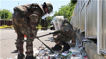 Südkoreanische Soldaten in Schutzkleidung untersuchen Müll aus einem aus Nordkorea entsandten Ballon.