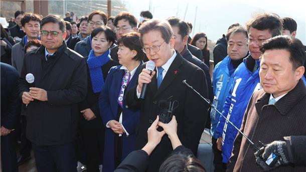 Südkoreas Oppositionschef Lee Jae Myung (M) spricht auf der Baustelle eines neuen Flughafens.