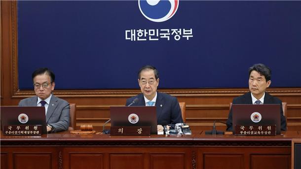 Südkorea setzt Militärabkommen mit Nordkorea aus Südkoreas Premierminister Han Duck-soo spricht während einer Kabinettssitzung im Regierungskomplex in Seoul.