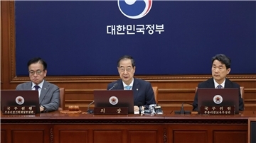 Südkoreas Premierminister Han Duck-soo spricht während einer Kabinettssitzung im Regierungskomplex in Seoul.