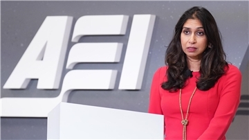 Suella Braverman, Innenministerin von Großbritannien, fährt einen harten Kurs gegen Migrantinnen und Migranten.
