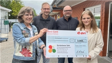 Süntka Janßen (links vorne) und Michelle Börjes vom Arbeitslosenzentrum freuten sich am Donnerstag über den symbolischen Scheck, den die Betriebsratsvorsitzenden Hartmut Hinck (links hinten) und Hans-Joachim Denker mit im Gepäck hatten.