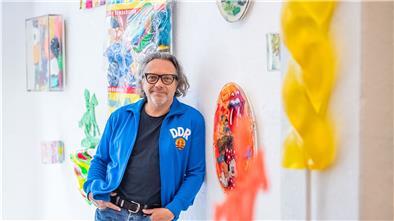 Süß und quietschbunt: Ulrik Happy Dannenberg aus Bremen lädt in der Galerie 149 zum Schnökern mit den Augen ein.