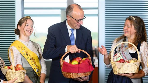 Bilder des Tages Süßer Auftakt: Apfelköniginnen beschenken Kanzler Merz