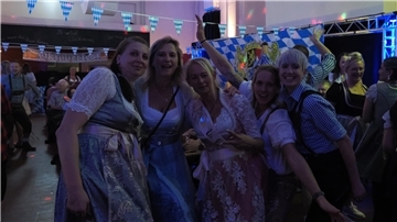 Eine Gruppe von Frauen auf dem Oktoberfest im Storms Söben.