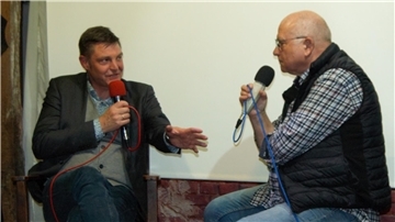 Superintendent Carsten Stock (links) im Gespräch mit Harald-Gerd Brandt auf der Offenser Erzähldiele.