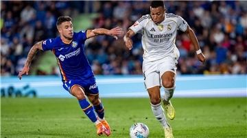 Superstar Kylian Mbappé (r) verhalf Real Madrid zum Arbeitssieg in Getafe.